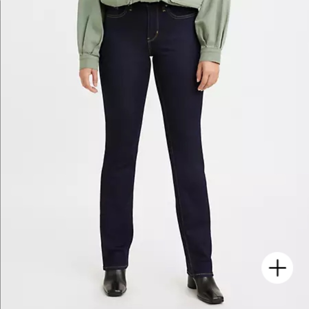 Shaping Straight Levi Jeans